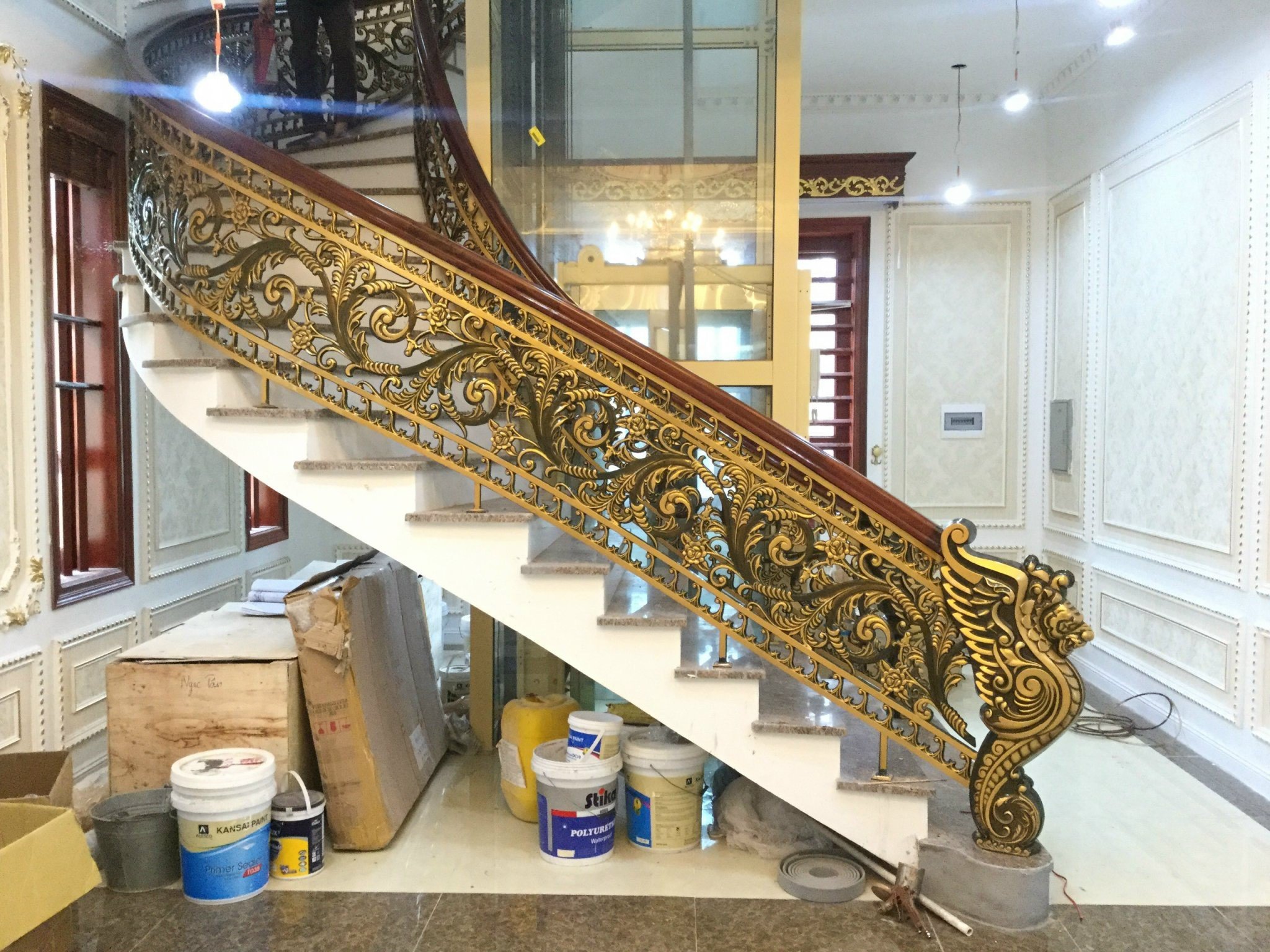 Cầu thang nhôm đúc rồng phượng đẹp chuẩn phong thủy