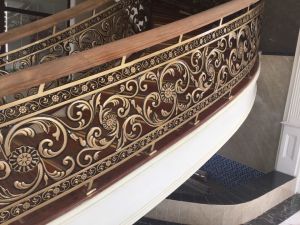 Cầu thang nhôm đúc hoa văn đẹp: bảng giá và cách chọn mẫu